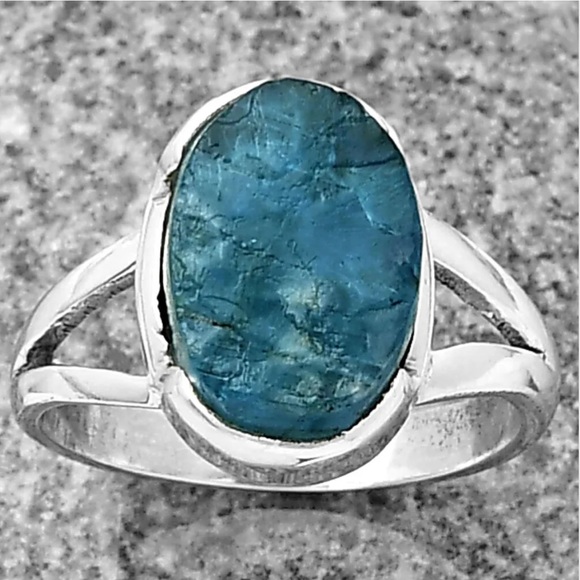 Neon blue apatite ring size 6.5 - Picture 2 of 2